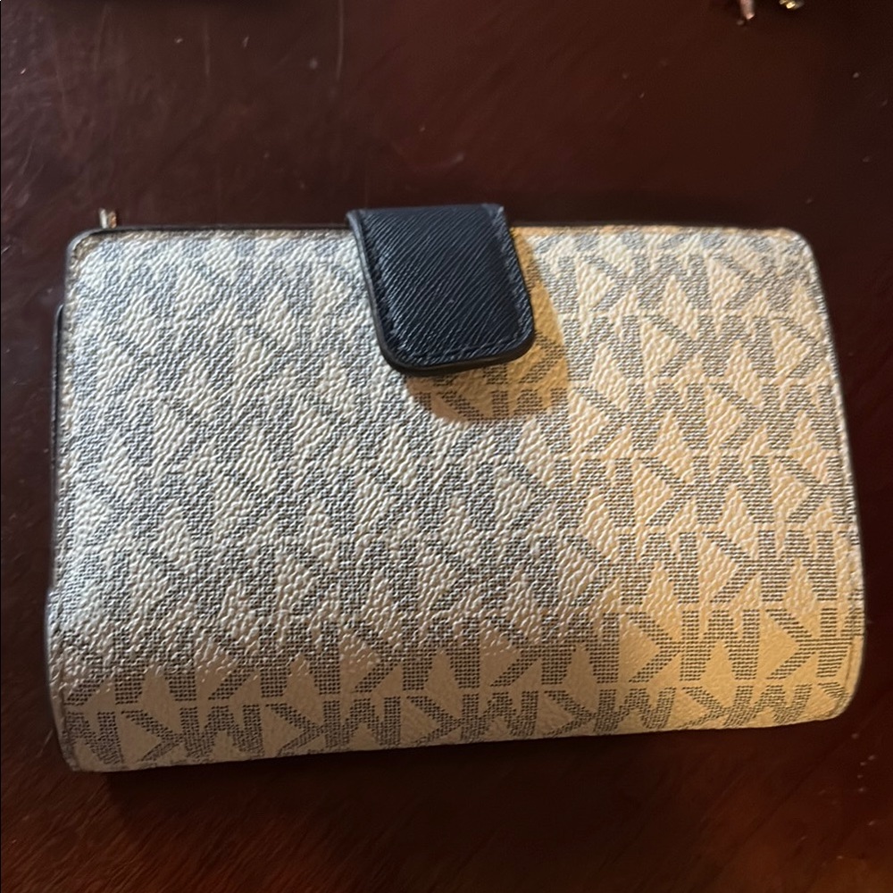 Michael Kors Monogram Wallet - Picture 2 of 4
